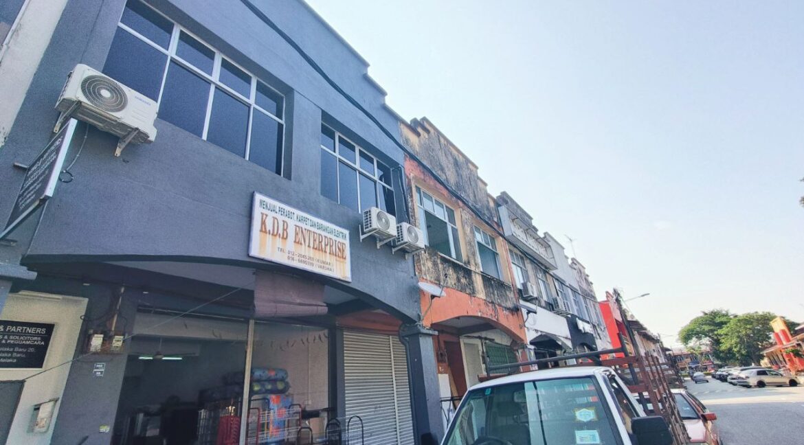 ejen hartanah batu berendam - (1)